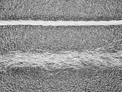 図5　フィラメント糸(上:なま糸)と加工糸(下:ウーリー糸)