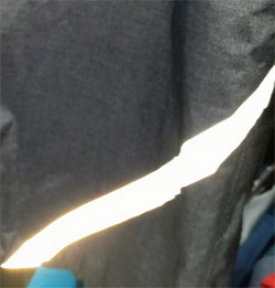 図2.再帰反射素材の例 (正面からライトを当て撮影)